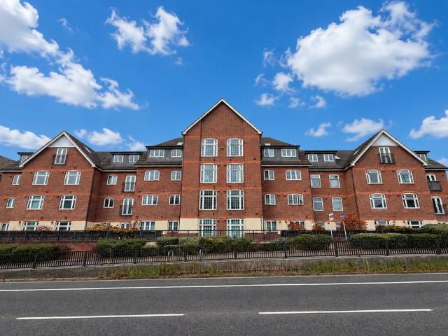 Flat for sale in Heol-las, Surrey