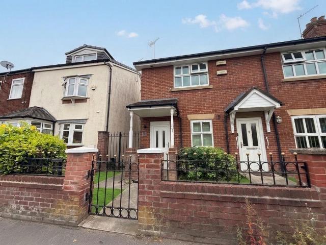 Flat for sale in Roe Green, Salford