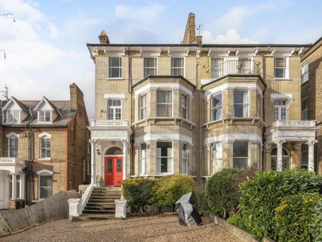 Flat for sale in Balham, Greater London
