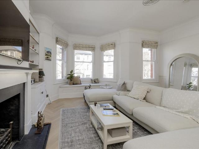 Flat for sale in Shepherd's Bush, Greater London