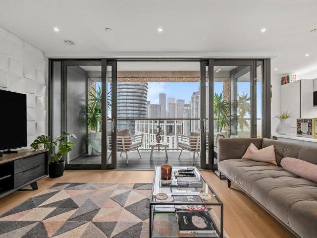 Flat for sale in Isle Of Dogs, Greater London