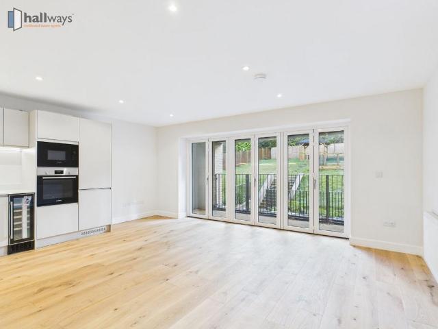 Flat for sale in London Borough of Croydon, Purley