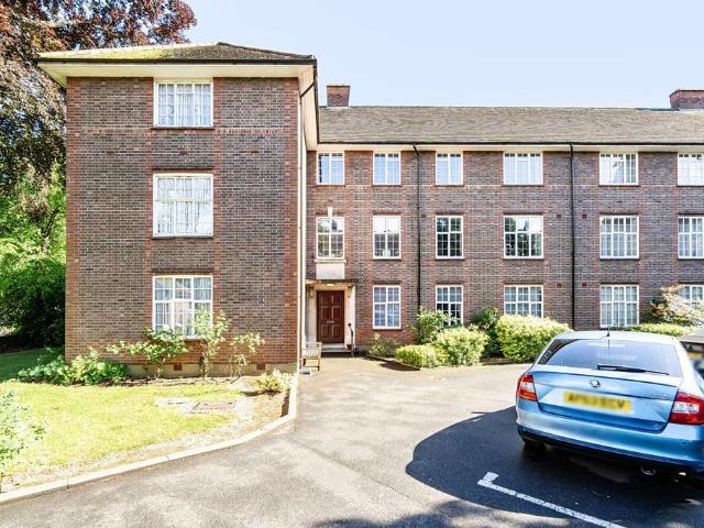 Flat for sale in Southgate, Greater London