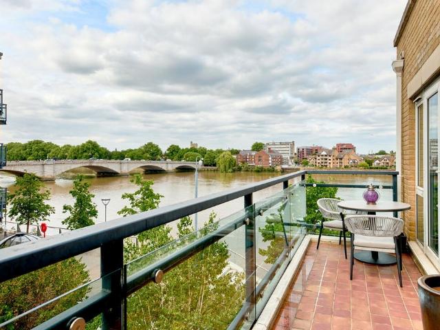 Flat for sale in Putney, Greater London