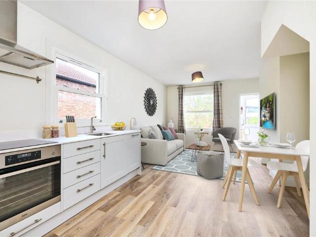 Flat for sale in Furzedown, Greater London