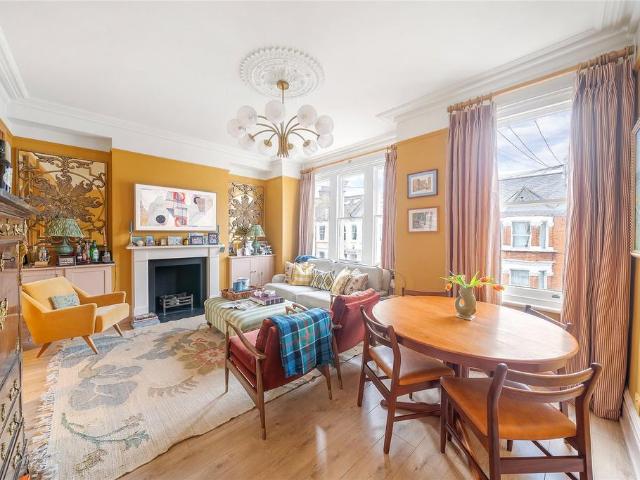 Flat for sale in Balham, Greater London