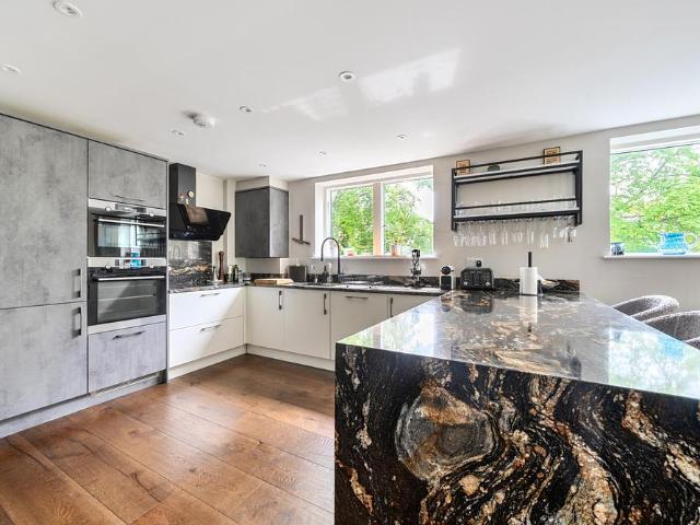 Flat for sale in Sevenoaks, The Butts