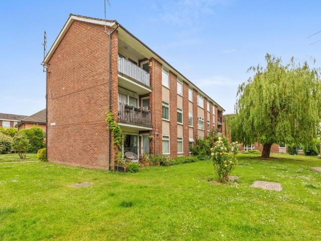 Flat for sale in Wooburn, Bourne End