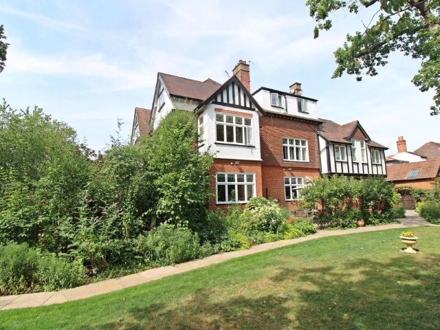 Flat for sale in Park Langley, Greater London