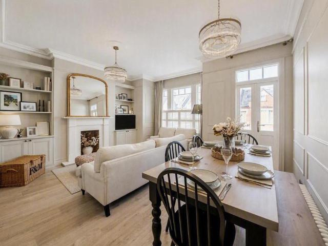Flat for sale in London Borough of Wandsworth, Greater London