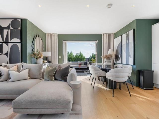 Flat for sale in London Borough of Wandsworth, Greater London