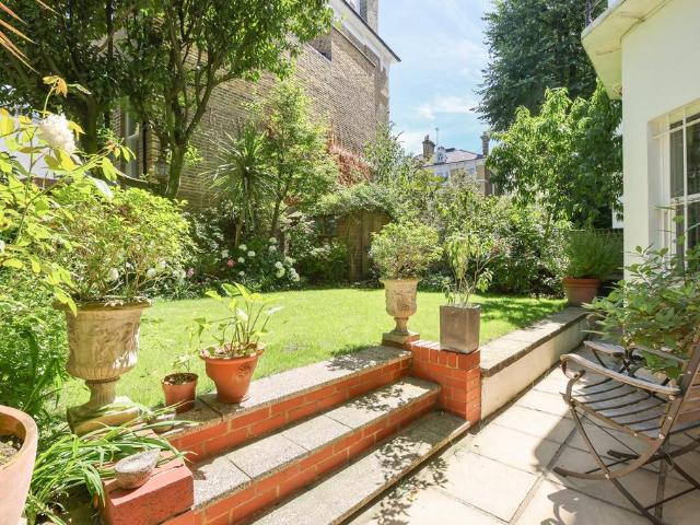 Flat for sale in Earl's Court, Greater London