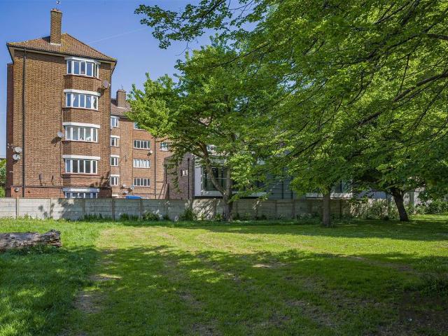 Flat for sale in Bermondsey, Greater London