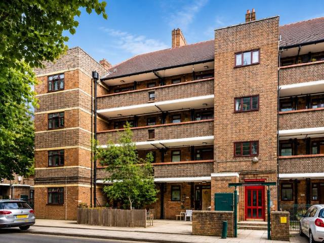 Flat for sale in Clapham, Greater London