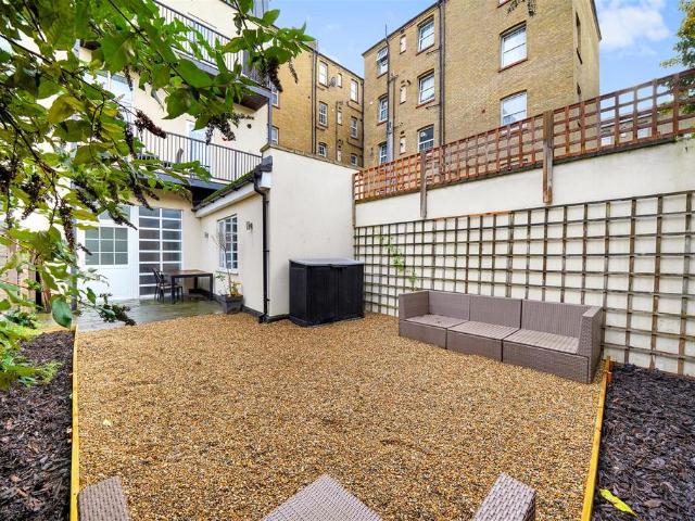 Flat for sale in Old Ford, Greater London