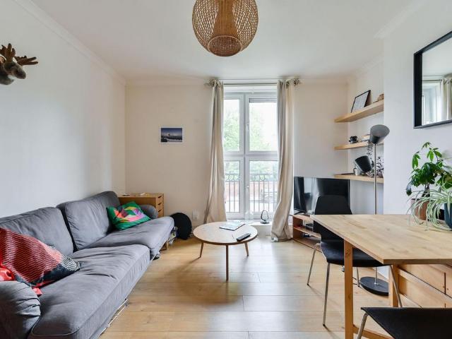 Flat for sale in London Borough of Lambeth, Greater London