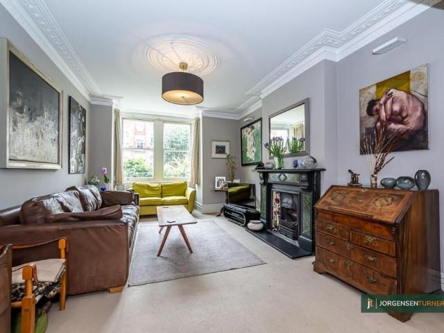 Flat for sale in Shepherd's Bush, Greater London
