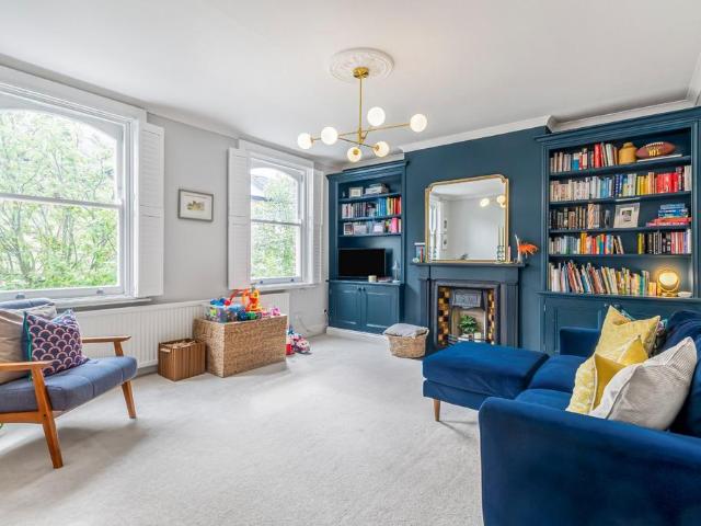 Flat for sale in Kilburn, Greater London