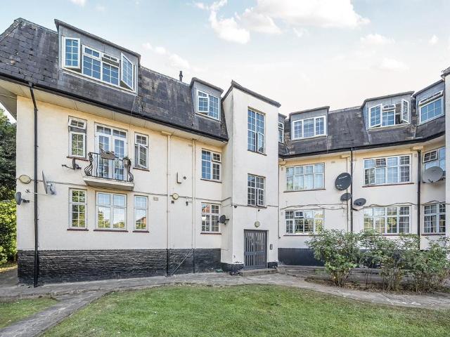 Flat for sale in Edgware, London Borough of Barnet
