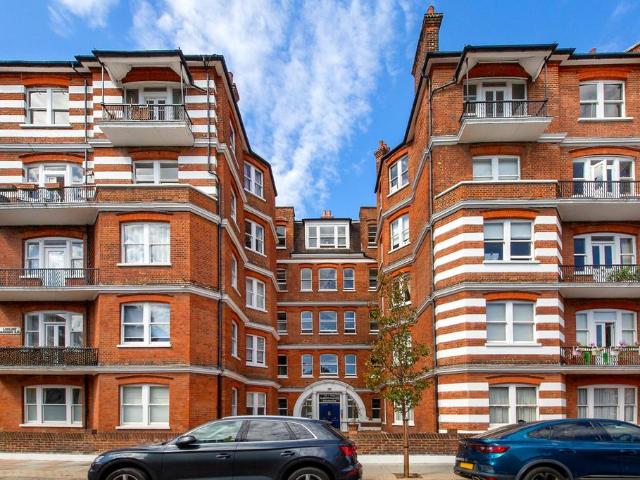 Flat for sale in Clapham Junction, Greater London
