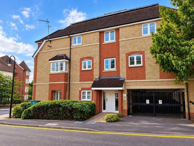 Flat for sale in Bushey, Hertsmere