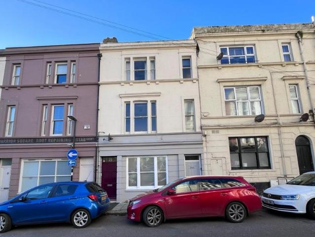 Flat for sale in Bohemia, Guestling Green