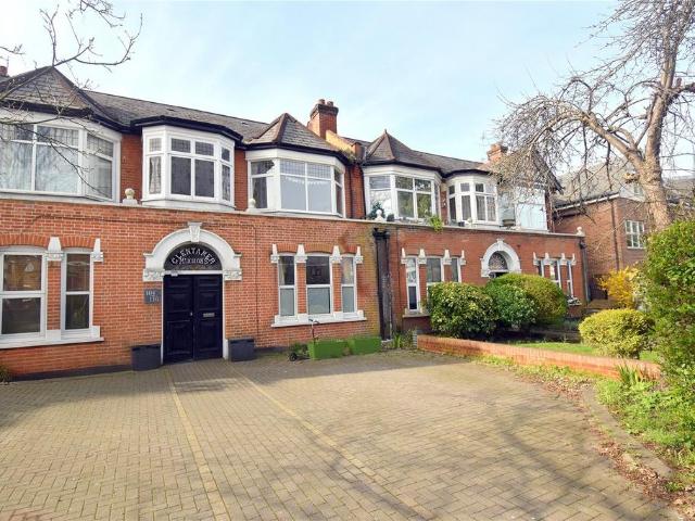 Flat for sale in New Malden, Greater London