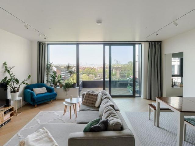 Flat for sale in Shepherd's Bush, Greater London