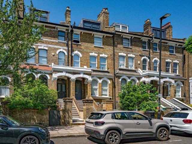 Flat for sale in Kentish Town, Greater London