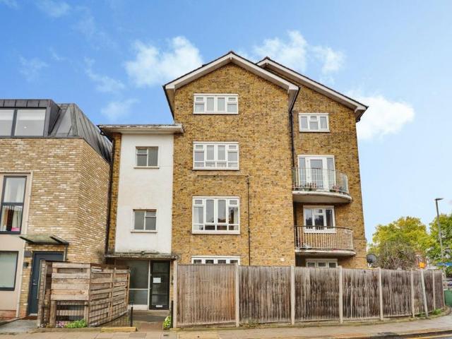 Flat for sale in London Borough of Wandsworth, Greater London