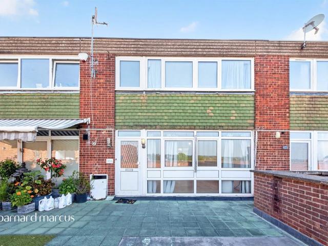 Flat for sale in Whetstone, Oakleigh Park
