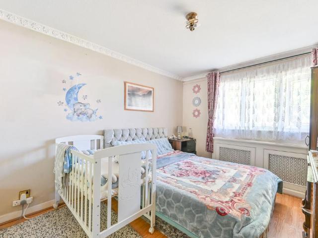 Flat for sale in Dollis Hill, Greater London