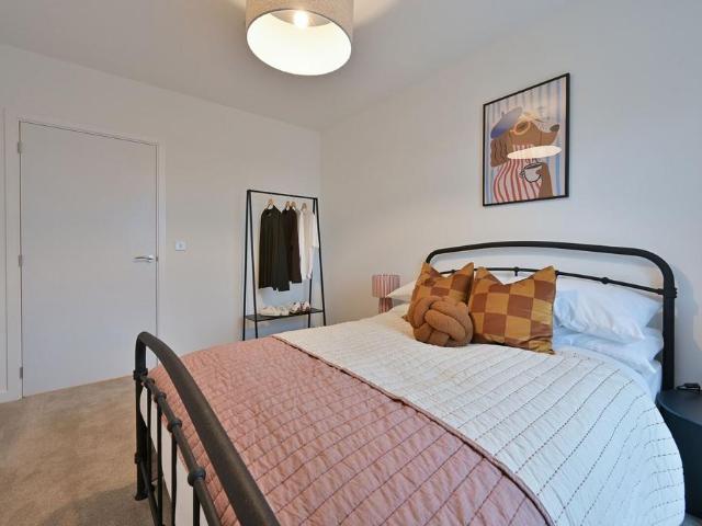 Flat for sale in Harrow Weald, Greater London