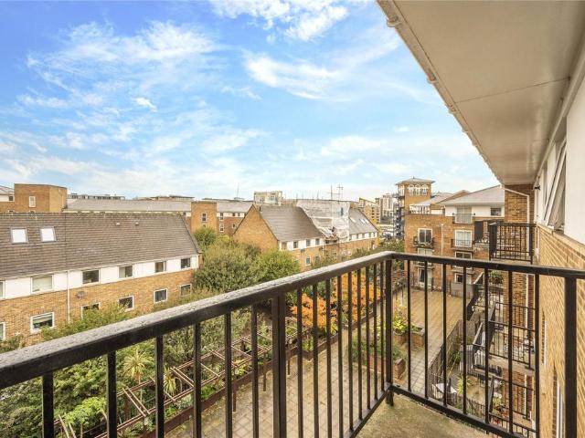 Flat for sale in Ratcliffe, Limehouse