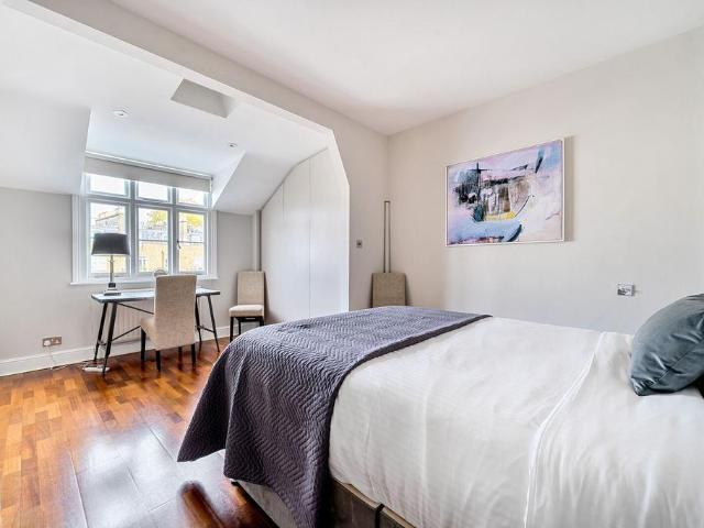 Flat for sale in Brompton, Greater London