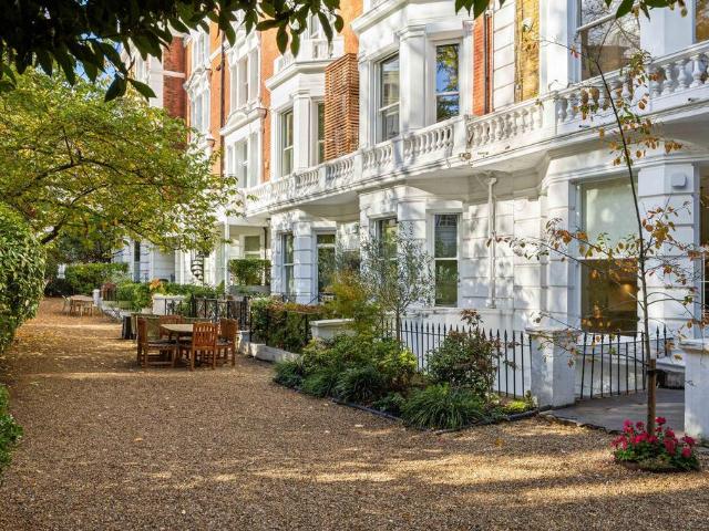 Flat for sale in Royal Borough of Kensington and Chelsea, Greater London