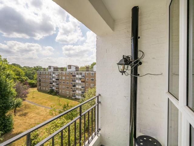 Flat for sale in Roehampton, Greater London