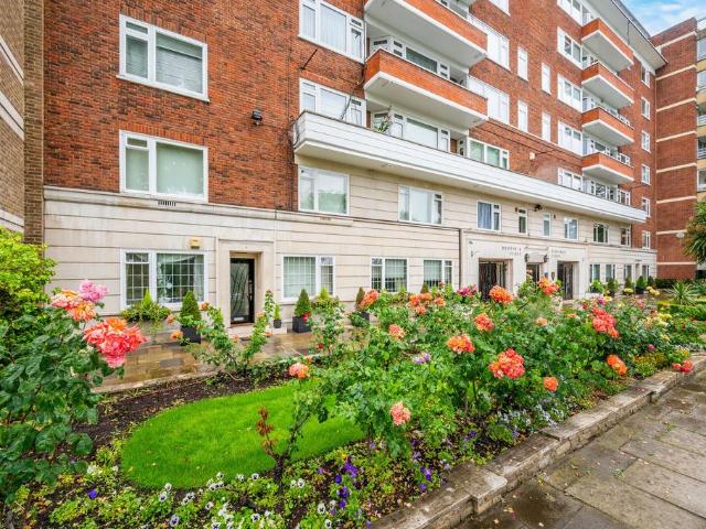 Flat for sale in St. John's Wood, Greater London