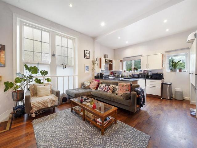 Flat for sale in Mapesbury, Greater London