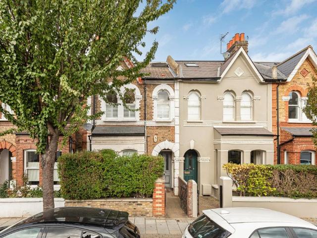 Flat for sale in London Borough of Wandsworth, Greater London