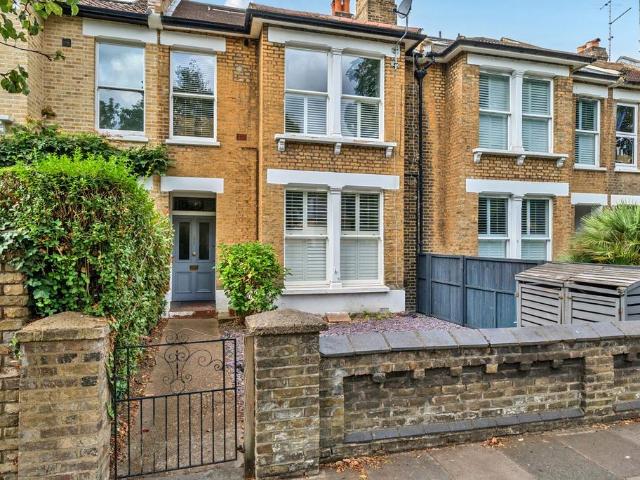 Flat for sale in Hampton Wick, Greater London