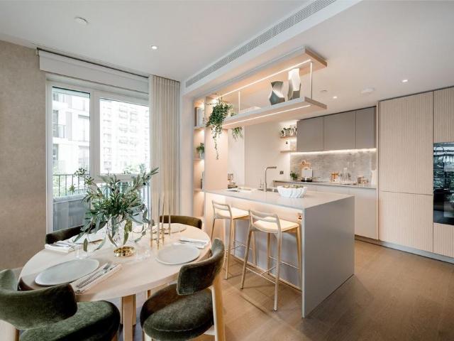 Flat for sale in Shepherd's Bush, Greater London