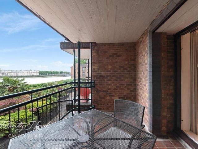 Flat for sale in Isle Of Dogs, Greater London