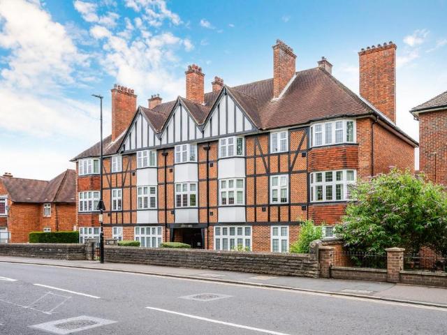 Flat for sale in Woodcote, Epsom