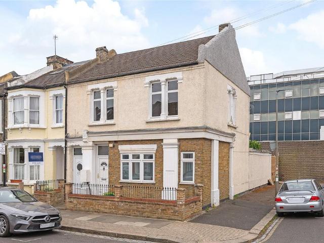 Flat for sale in Earlsfield, Greater London