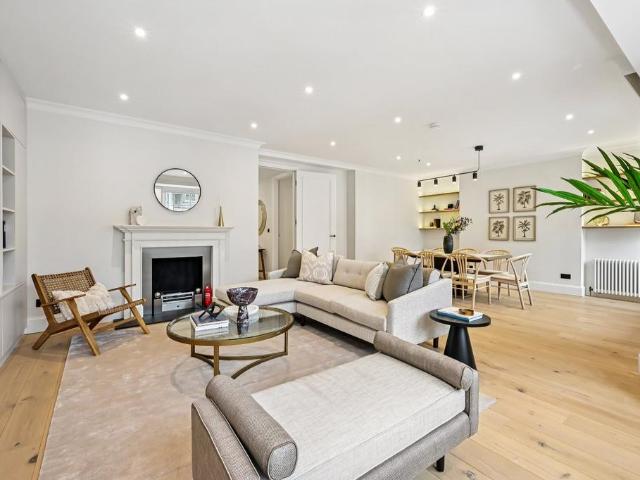 Flat for sale in Brompton, Greater London