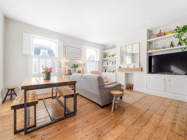 Flat for sale in London Borough of Lambeth, Greater London