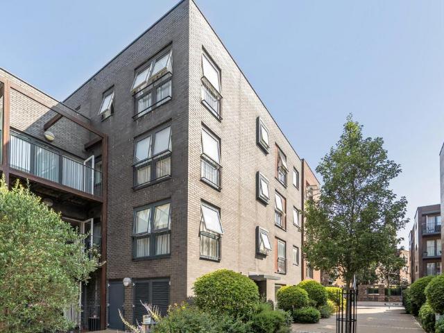 Flat for sale in Little Stanmore, Greater London