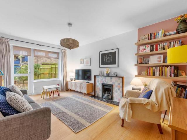 Flat for sale in Stoke Newington, Greater London