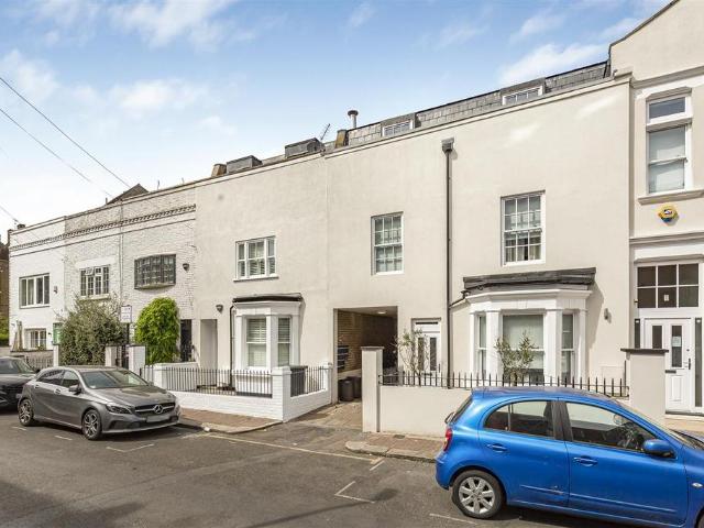 Flat for sale in Battersea, Greater London